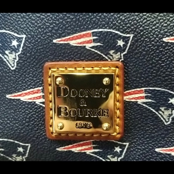 🏈🏈Dooney & Bourke Triple Zip Crossbody Patriots NFL♦️🔷🏈🏈🏈🏈🏀🏈🏈 - Picture 2 of 5